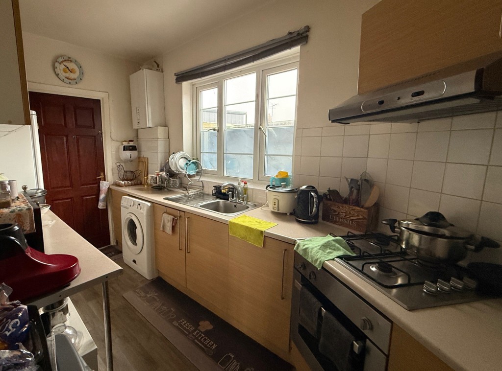 Lot: 157 - FLAT FOR INVESTMENT - Kitchen with fire door